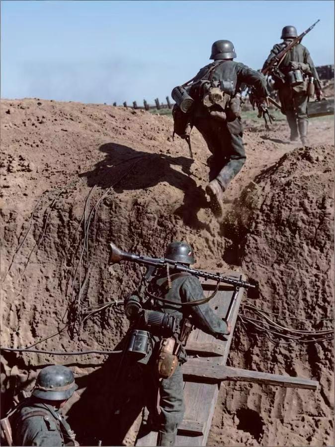 1941年9月底，东线战场，德军士兵正越过一处沟壑突击苏军阵地。正在临时搭建