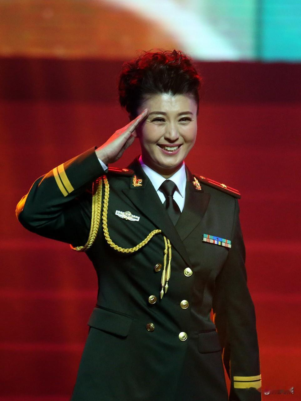 闫学晶与王红梅她们同样是二人转演员，年龄相差不多，都是貌美如花、命运迥异，天壤之