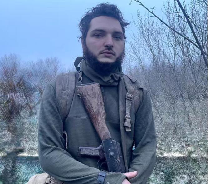 乌军士兵两个人顶在阵地上204天，与俄军最近一两米距离疯狂开火对射！整整2