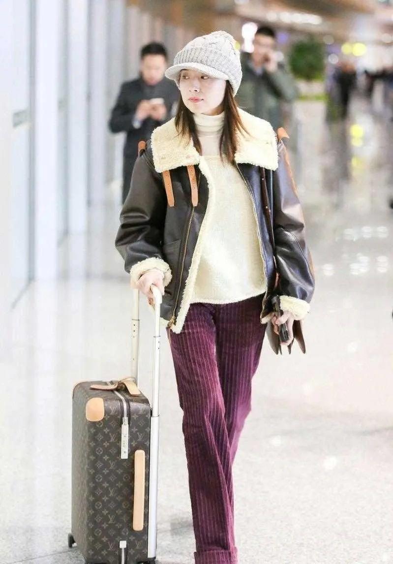 董洁的气质和穿搭真的绝配！一套复古风造型，把温暖与时髦平衡得刚刚好，走路带风的样