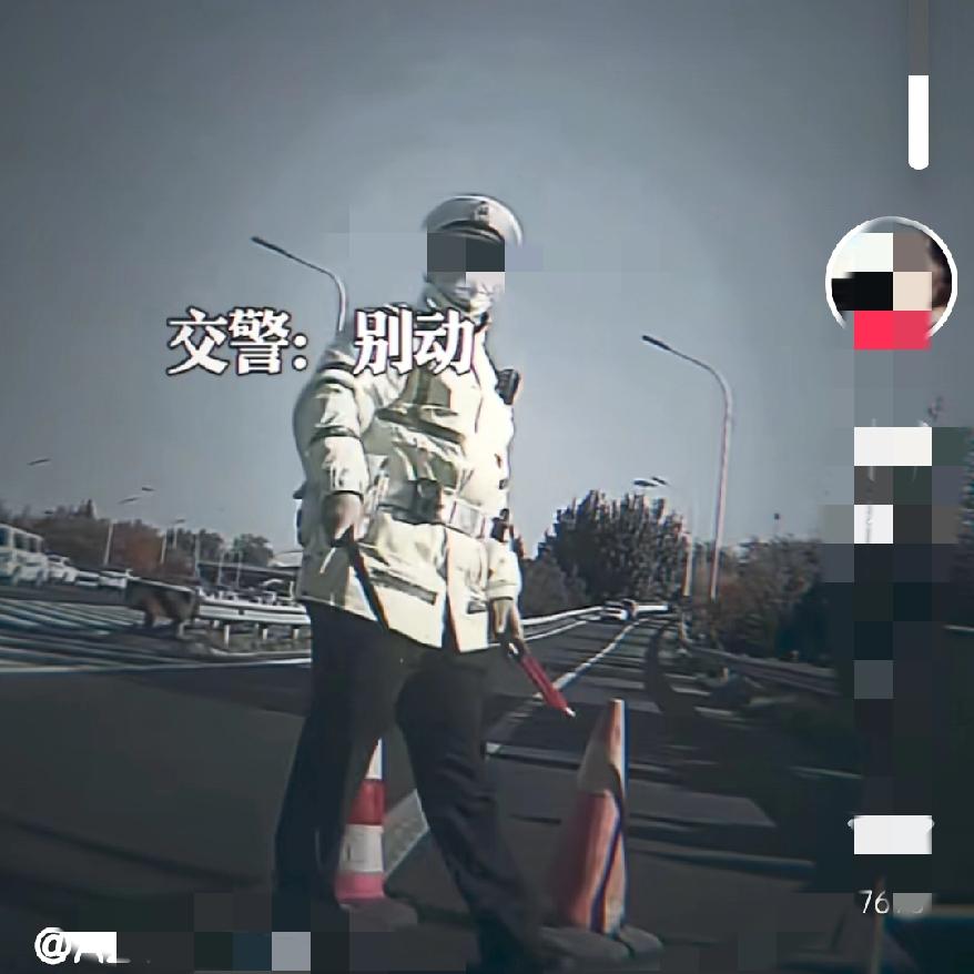 男子高速路骑摩托被交警拦截哭着说一句，“我妈没了”，交警立马报备并放行，一句