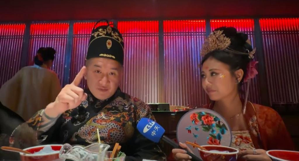 馆长宫宴换古装，竟遭绿营酸穿“宦官服”？网友指这图案打脸网红馆长陈之汉访陆6