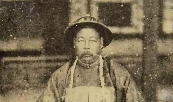 1881年，左宗棠将新疆收复后，回宫途中遭遇了崇文门太监的拦阻。这位太监自以为高