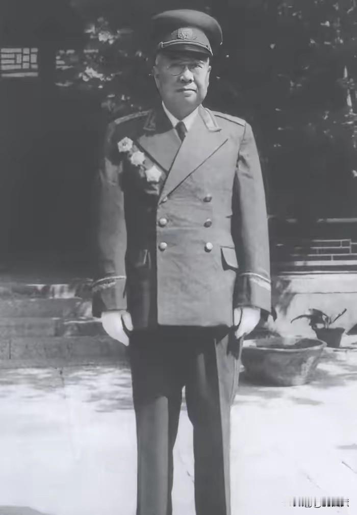 全军最难管的开国上将，谁劝都不听，唯独对陈赓心悦诚服。这位让全军首长都倍感