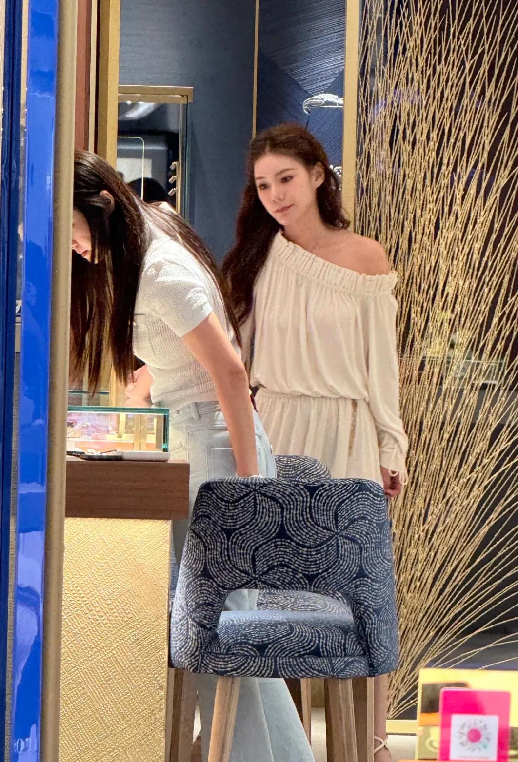 线下商场偶遇汪小菲妻子马筱梅本人真是让人眼前一亮虽然说不上个子很高但是身材