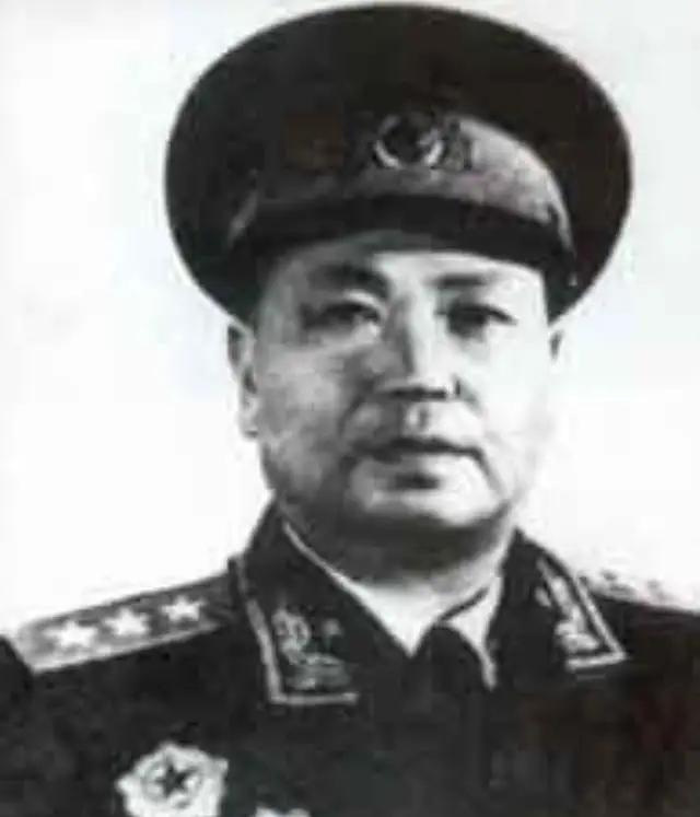 1941年，新四军1纵司令员傅秋涛率部突围，到了湖边，2个船夫载他们过湖，但气氛