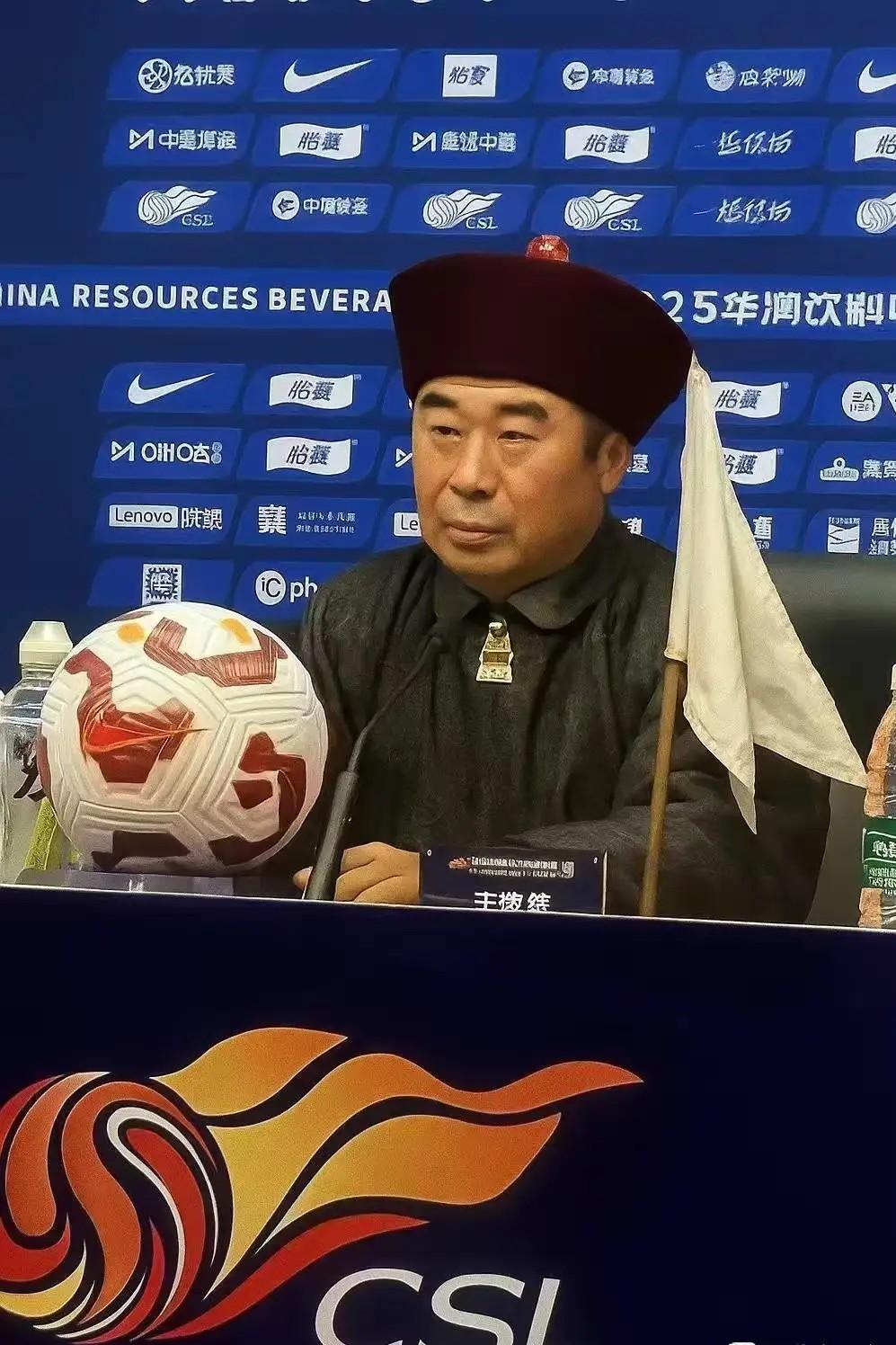 山东泰山球迷们，把这个人找出来让他给韩鹏道歉，作为最本土最好的主教练不能这样恶搞