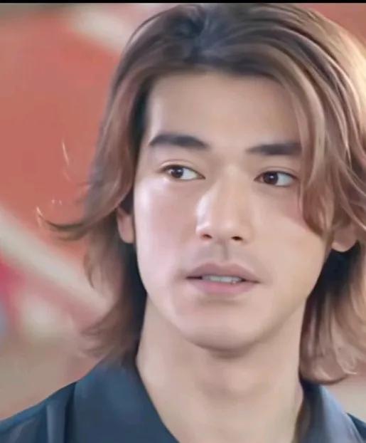 像不像漫画中的花样美男，作为亚洲最帅的男人，真的是只有在画笔下才能出现的颜值，真