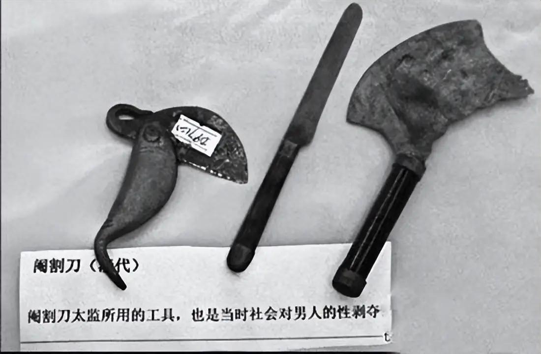 乾隆年间，内务府提议改良太监净身手术，只切除睾丸保留其他部位，理由是能省下一大笔