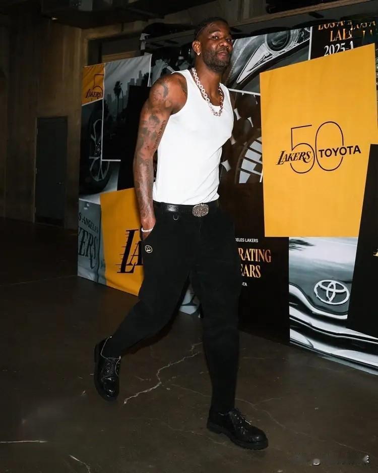 下面是一条关于湖人当家中锋艾顿的好消息！明天湖人将会在客场挑战同城对手快船，今天