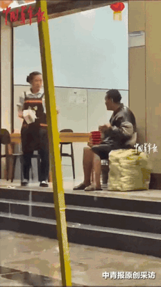 破防了！一个年迈的老人坐在面馆门口避雨，女服务员看到后出来跟他说话，不料大爷是个