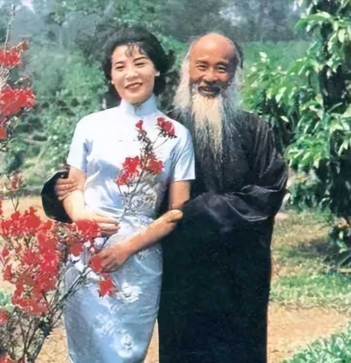 1916年，18岁的张大千放暑假回家，走到半路就遇到山贼。山贼把他装进麻袋抬走，