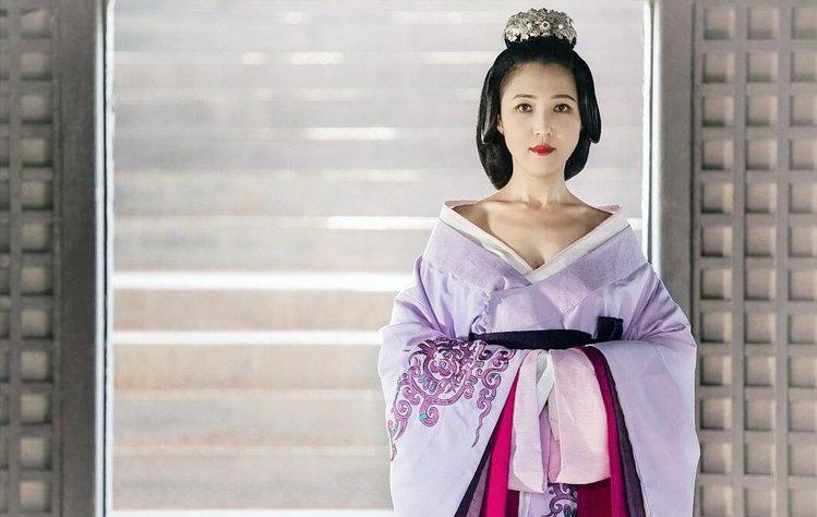 1863年，张之洞和妻子吵架，他一脚将妻子踢倒在地，妻子趴在地上一动不动。这