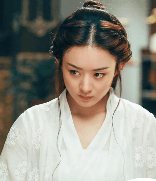 圆脸女星的代表赵丽颖, 长相清纯又讨喜, 曾拒绝削骨不做锥子脸