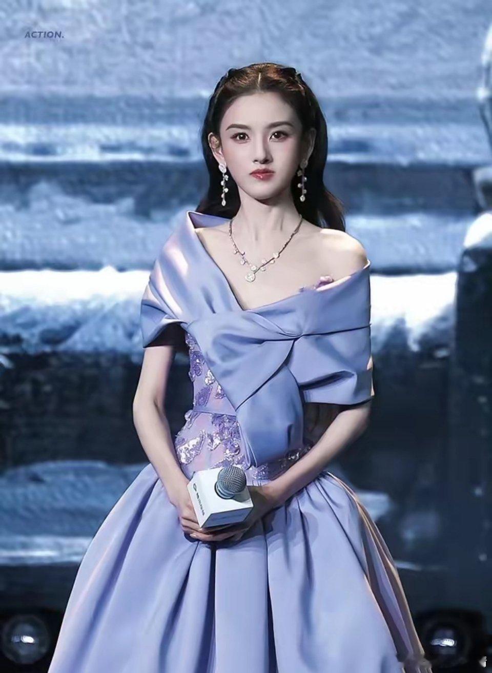 内娱实行新规之后，最开心的应该就是宋祖儿了吧！别的明星，改名字就是改气运，希望自