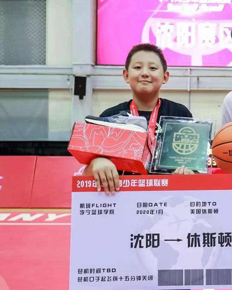 岳铂然，辽篮“名宿”岳鹏飞之子，身高2.09米，空间型五号位。近日，国家