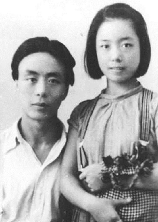 1936年，艾青结婚第二年，认识了15岁的学生张月琴。1936年，艾青结婚第