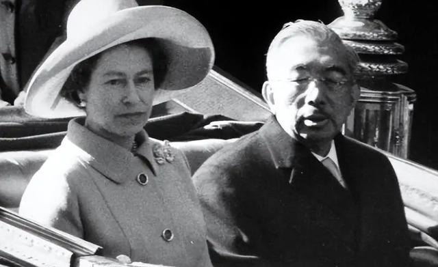 二战后，裕仁多次出访欧美国家，但从未到过中国。在欧美，裕仁在多种场合鞠躬下拜，表