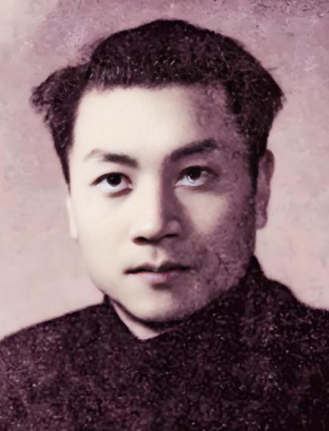 1948年重庆街头，地下党员李维嘉刚接完头，一个卖杂货的小女孩突然对他疯狂摆手！