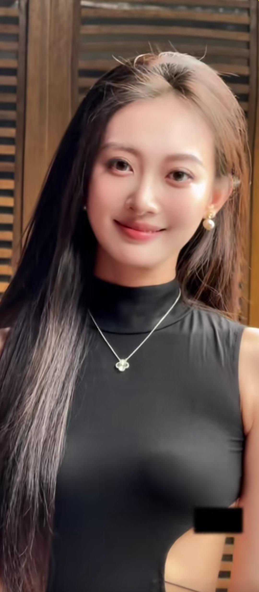 优雅黑裙，性感迷人，自信满满！💃🏻✨