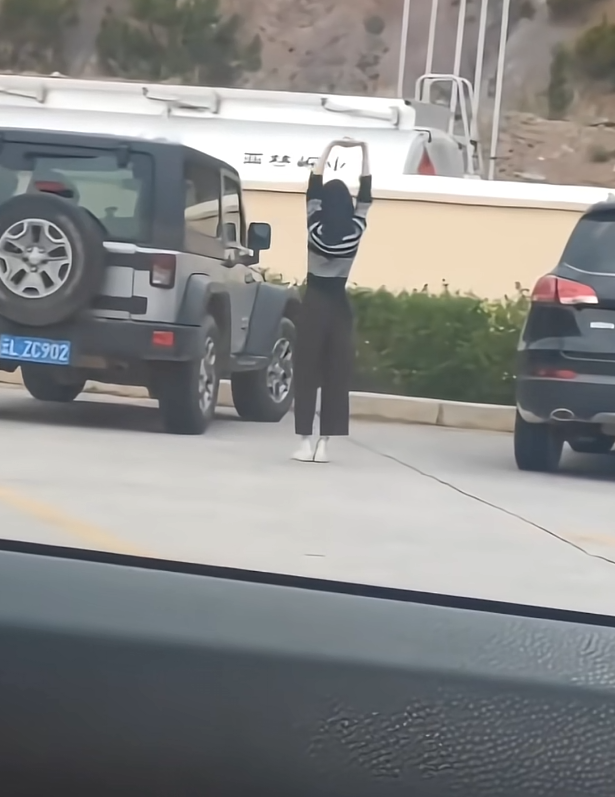 高速服务区遇到的美女，感觉是个舞蹈生