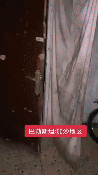 巴勒斯坦加沙地区。有一位父亲满脸兴奋的抢到了一箱国际人道主义救济物资！当他抱