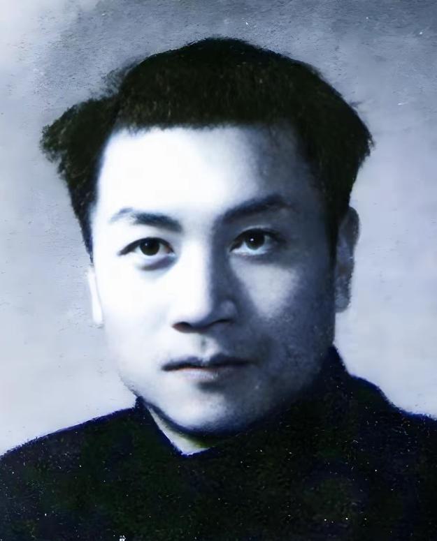 1944年，地下党任远不幸被捕，被捕后，他装疯卖傻，企图以此来蒙混过关。谁知，在