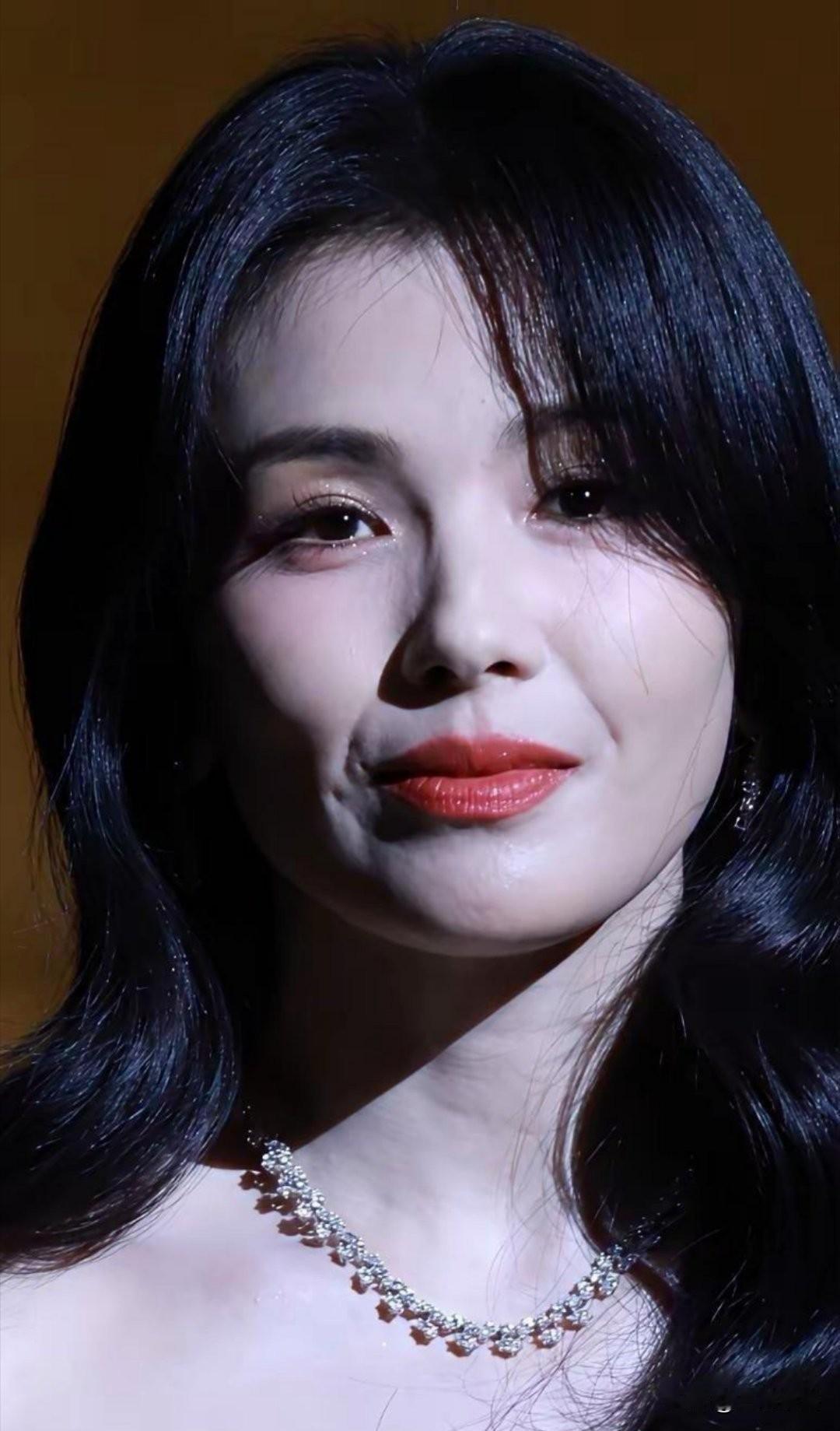 娱乐圈哪个女明星颜值最高?刘涛的怼脸拍写真也太绝了！五官精致抗打，每一帧都让人超