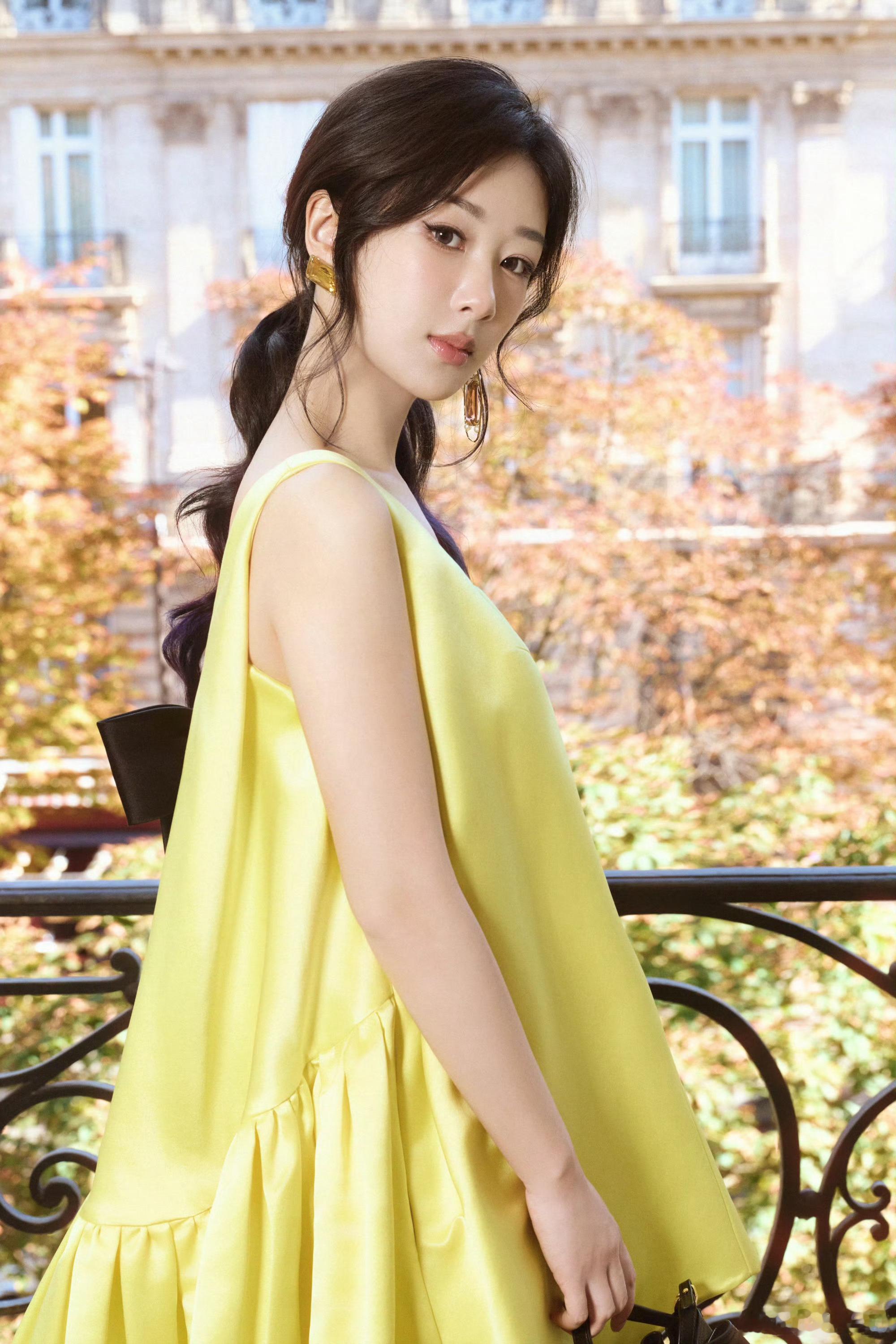 杨紫好美啊😻，时装周看秀好美啊！好不一样的杨紫​​​