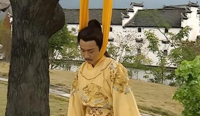 1644年，崇祯皇帝在煤山吊死后，尸体被人裹进破草席扔进浅坑，谁都以为他这一死就