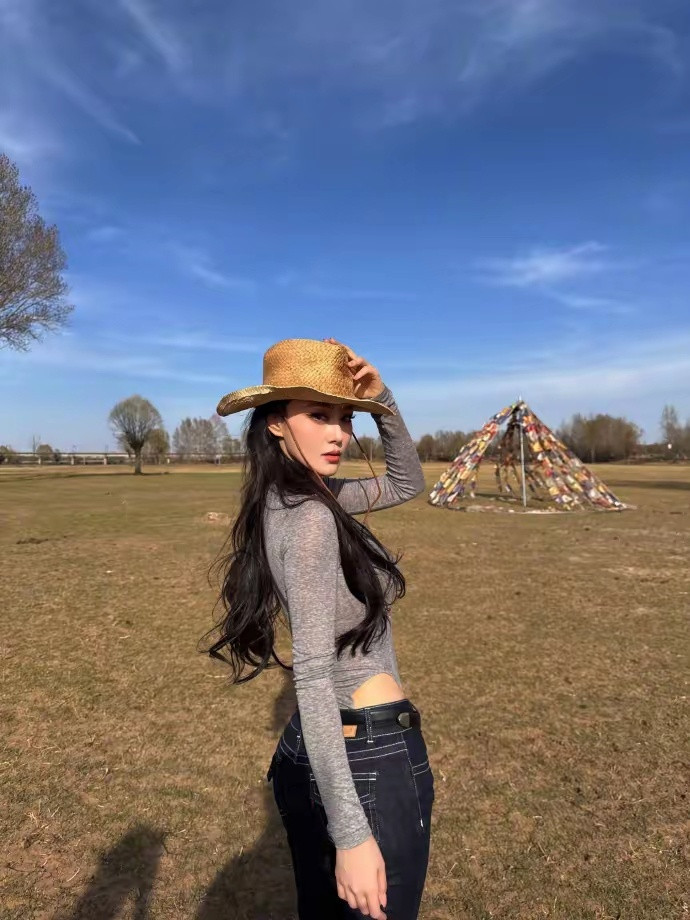 明艳天花板！张馨予颜值身材双在线，浓颜美人太惊艳谁能躲过张馨予的颜值暴击！轮廓精