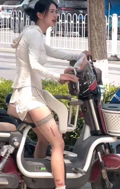 亲戚安排的相亲，说好见面认识一下，远远看见她骑着电动车过来，我瞬间有点不知所措。