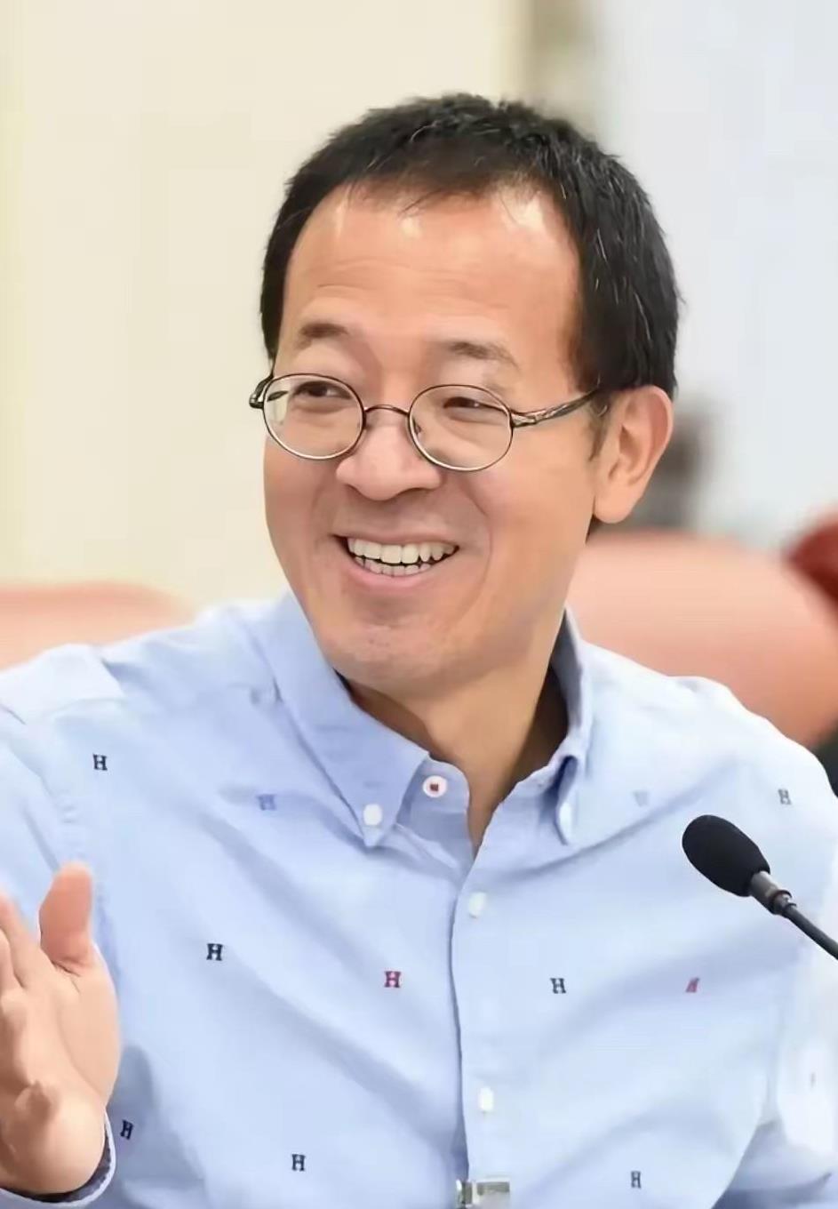 东方甄选又一位顶流跑了！顿顿今天正式官宣卸任主播，合约到期不续约，只挂个“荣誉