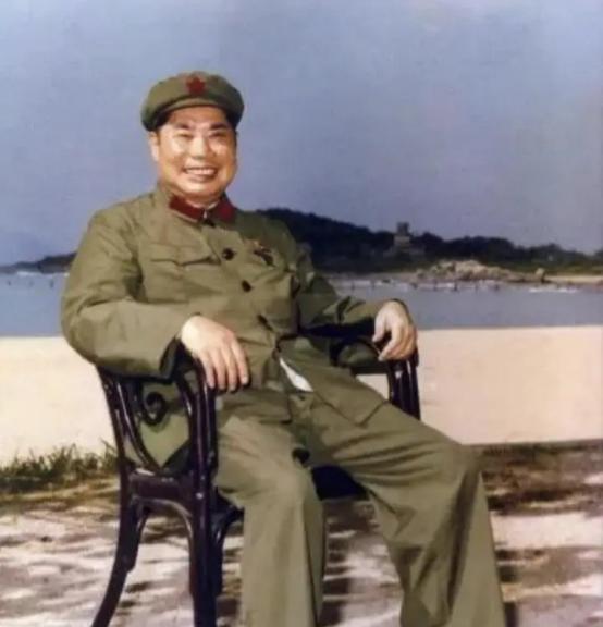 1973年，杨得志下乡看望老战友，却发现老战友生病却没钱治，地方干部见他生气，急