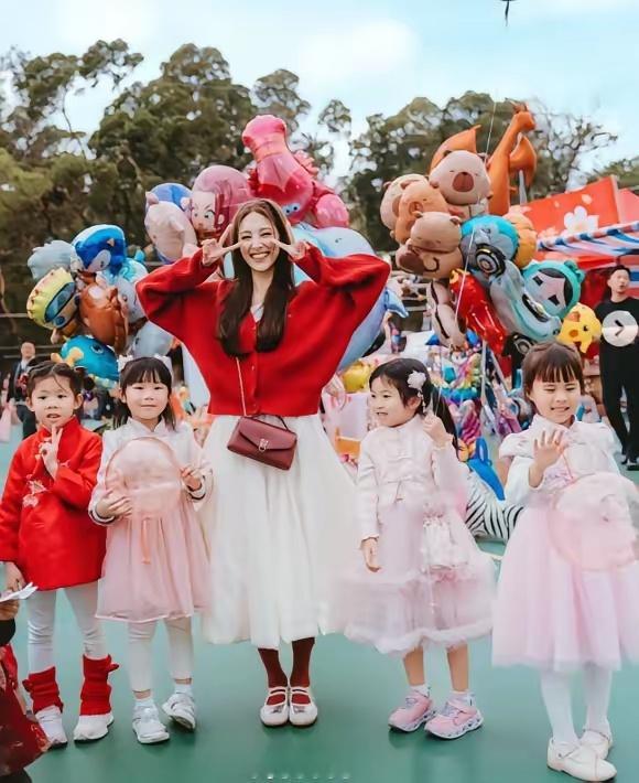 陈凯琳和仔仔一起过年行街街去，满满的过年气氛。陈凯琳红白的搭配非常有过年的氛围，