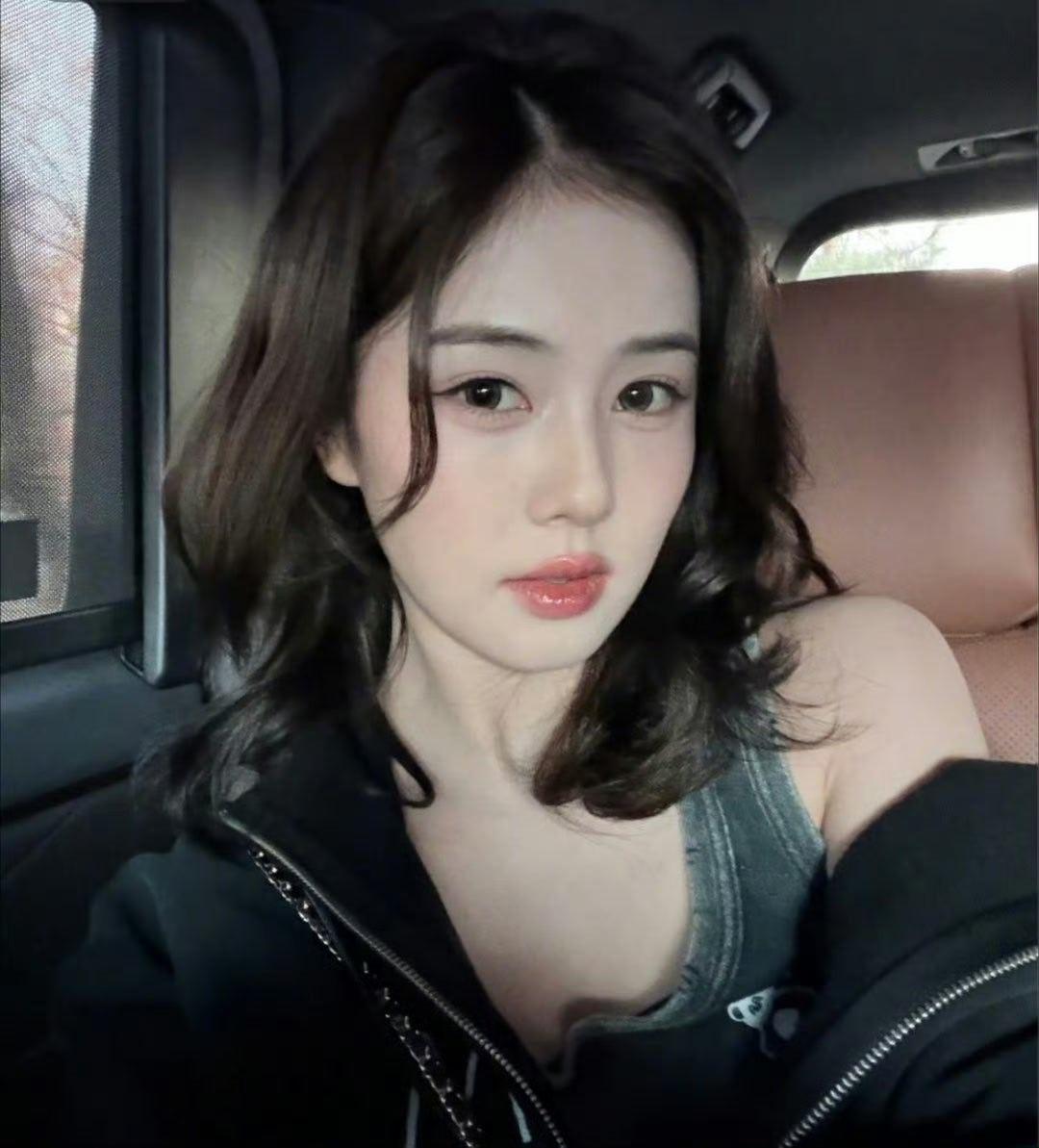 刚还笑眼弯弯像颗糖，转头怼人时眼神能拉丝，这反差感绝了！前一秒软乎乎说“好呀”，