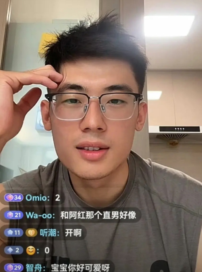 这个阿红是真的不怕事啊，害了那么多人，竟然光明正大又露面了。起因是有个戴眼镜的