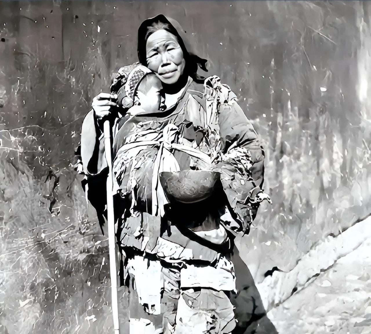 1949年湖南平江解放后，一个一身补丁、乞丐模样的妇女，闯进了县委大院！士兵赶忙