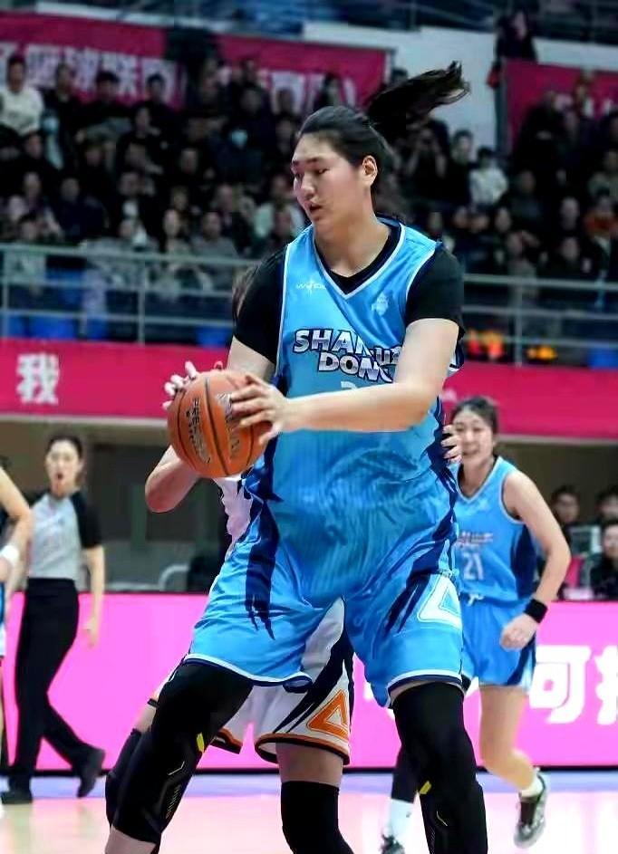 说真的，看完张子宇那几场球，心里真不是滋味儿，2米28的个子往篮下一站，对手仰头