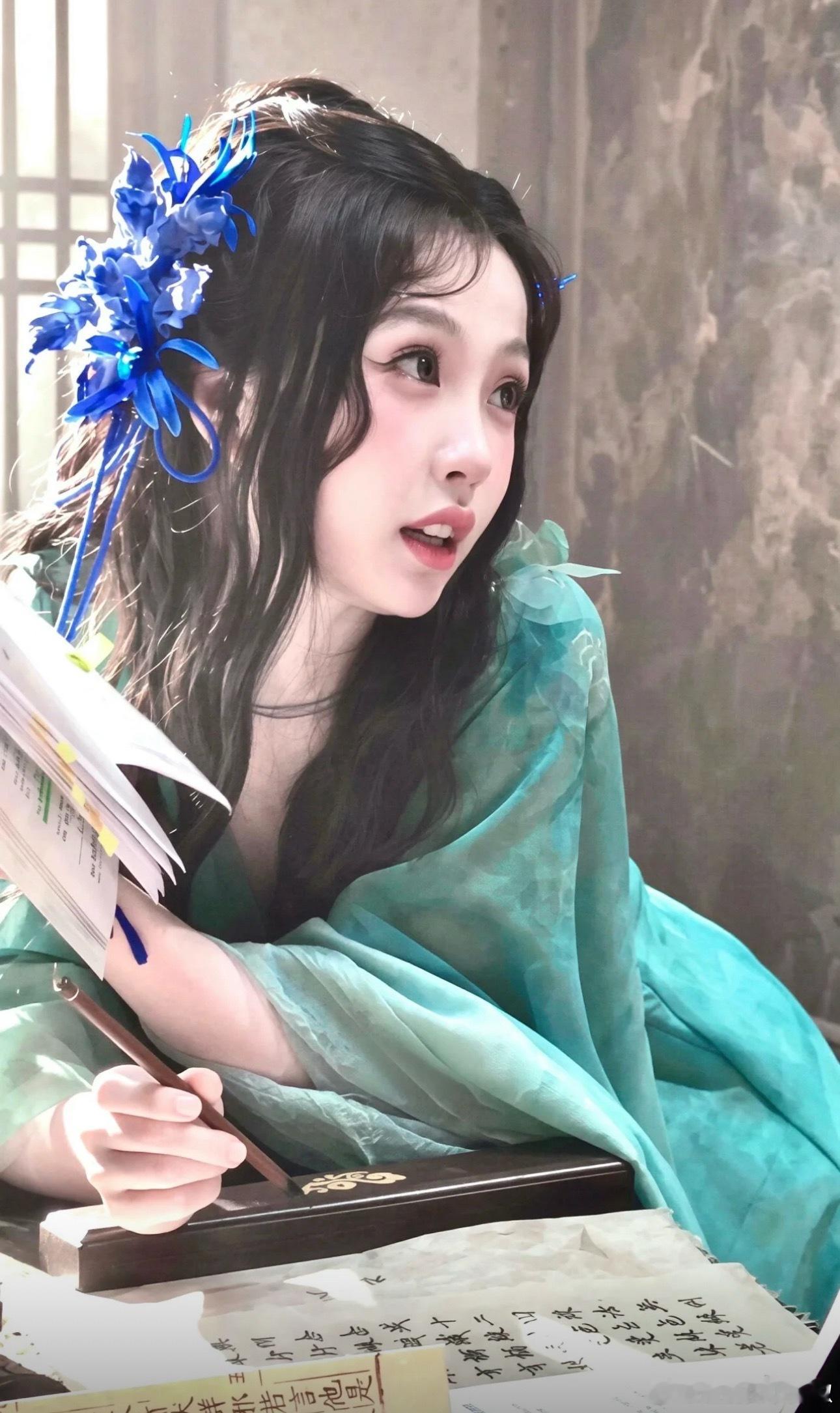 她的造型都还挺特别的，很有创新感​​​