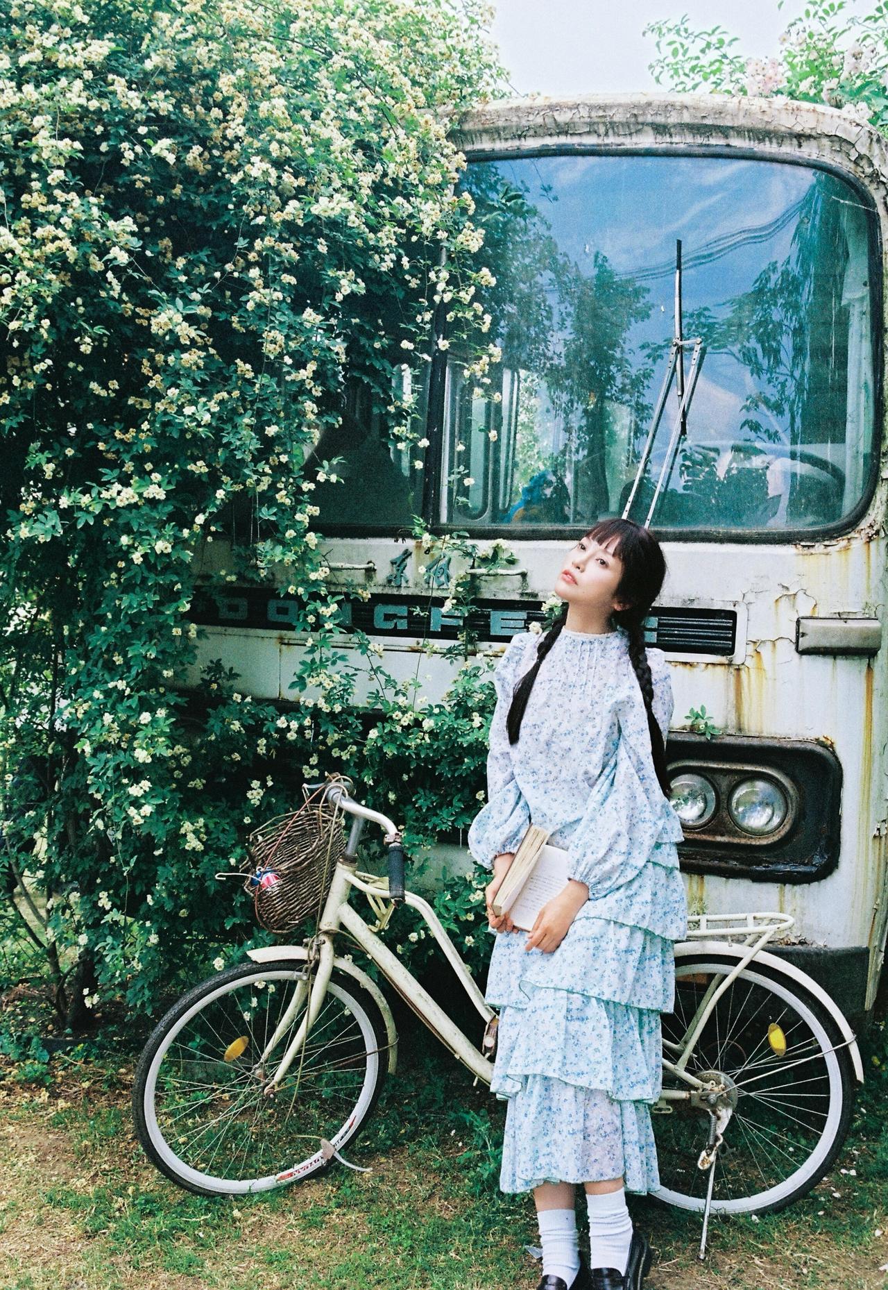 作品以自然花香环境为载体，走清新治愈的人像路线，整体画面干净、简约、舒适，充分体