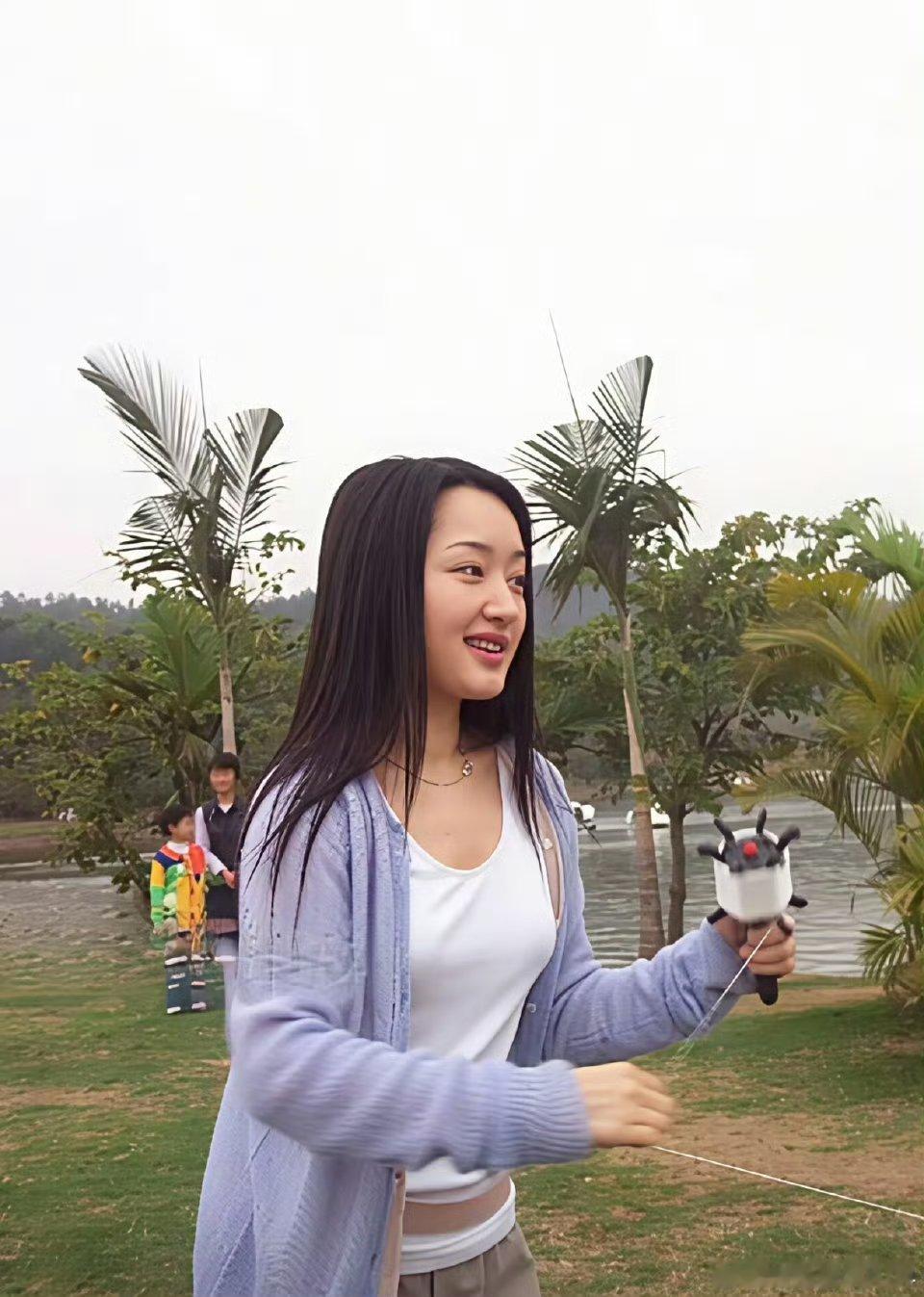 杨钰莹早期素颜照爆光！这是她30岁的时候拍下的生活照，全素颜没有化妆，看着还像个