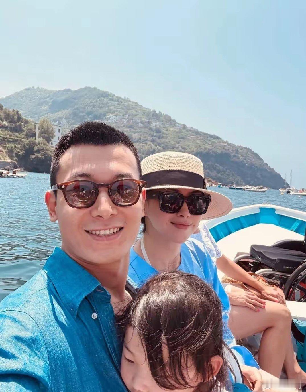 朱珠老公分享一家人海边游玩照，爸爸暖心教女儿游泳，满满的父爱​​​