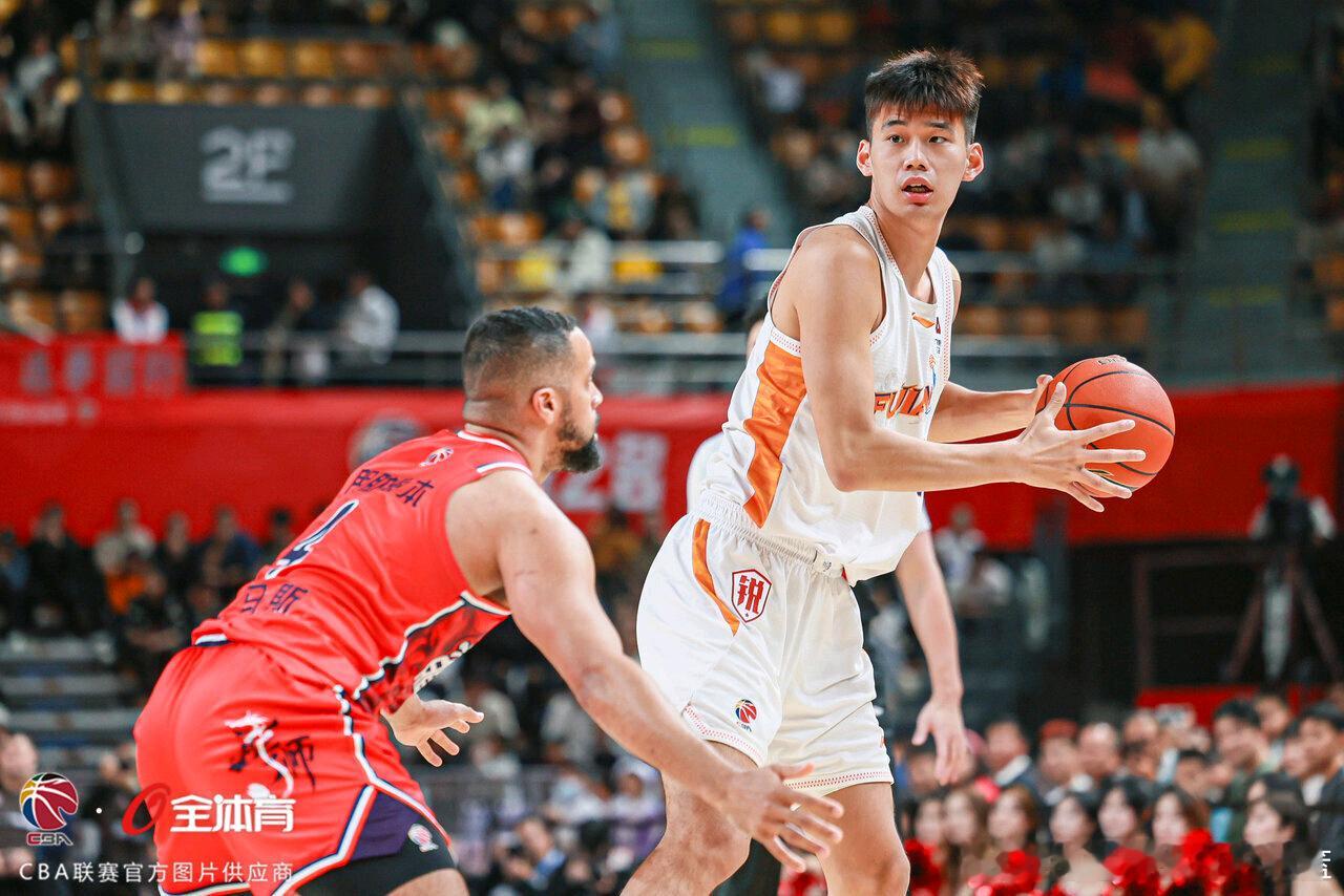 福建客场92-85击败龙狮，状元杨曦皓打出加入cba以来最好的一战：出战37分