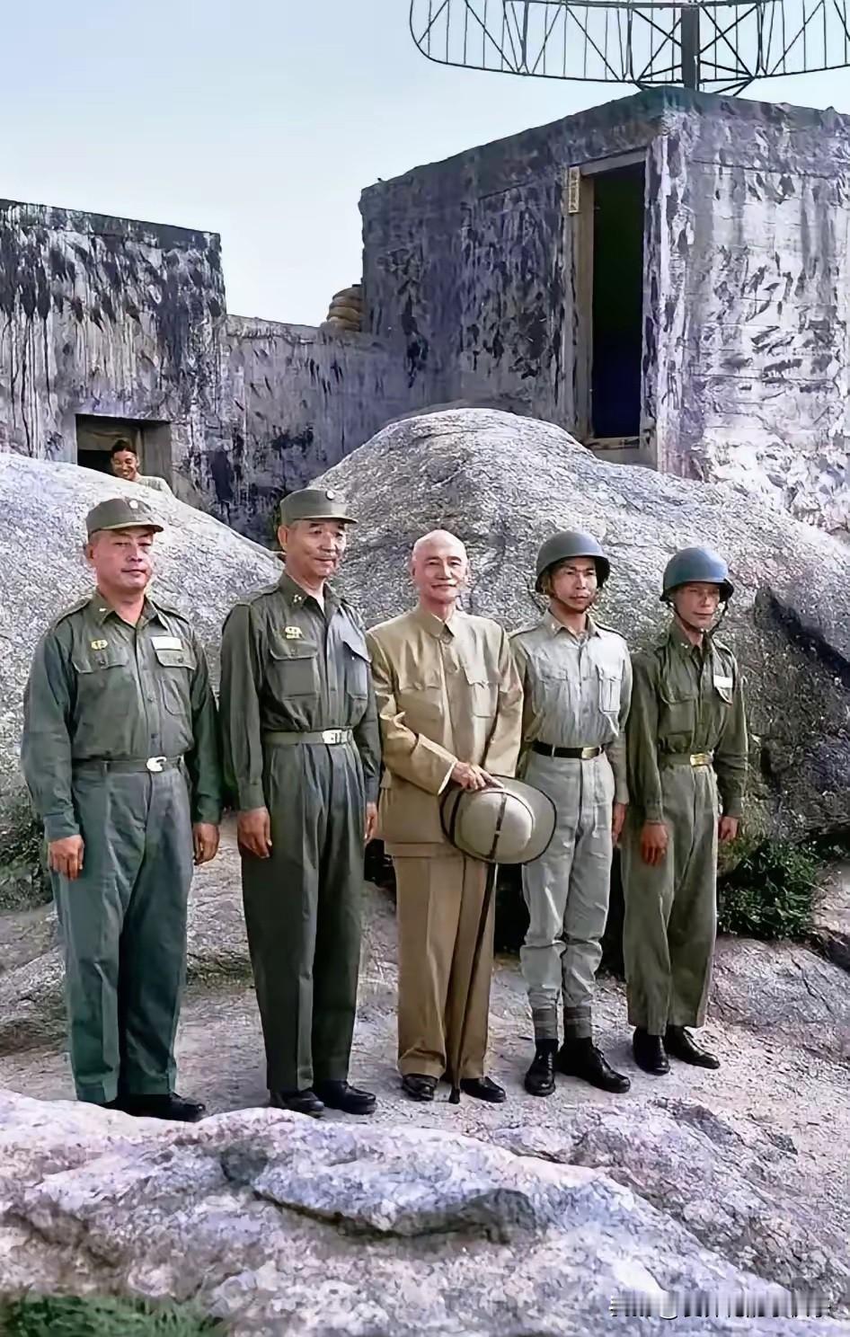 金门太武山雷达阵地1958年8月20日，胡琏将军陪同老蒋前往雷达阵地查看防卫