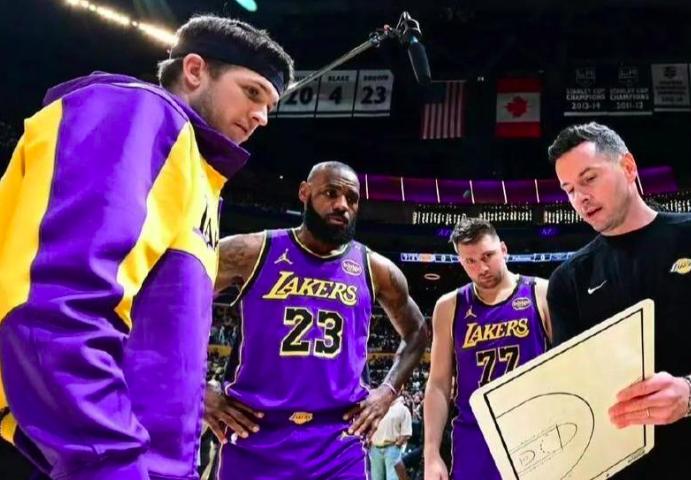 东契奇场均33.3分，里夫斯场均22.8分，前者确定因伤缺席常规赛剩余赛程和季后