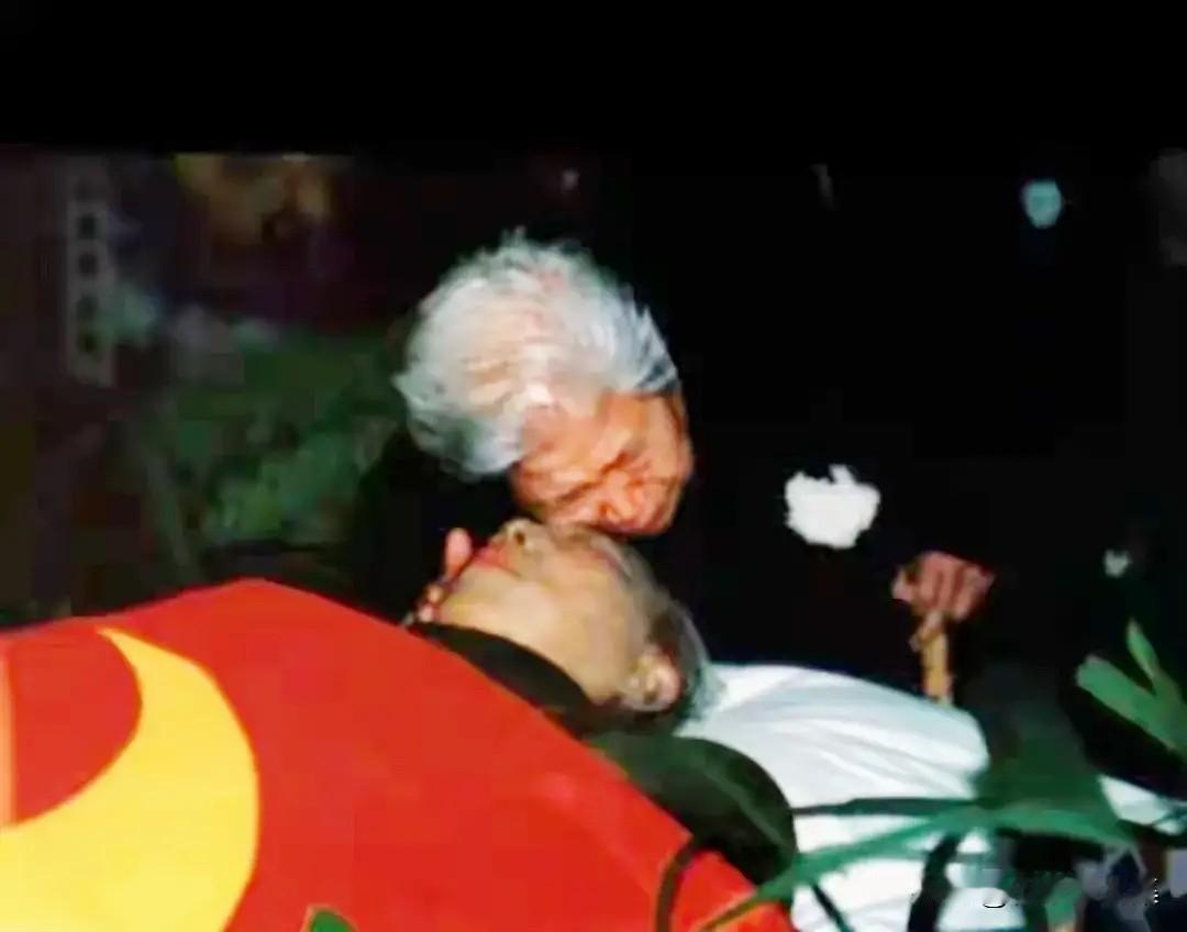 2004年2月22日上午9时，北京八宝山革命公墓礼堂，杨成武同志的遗体告别仪式上