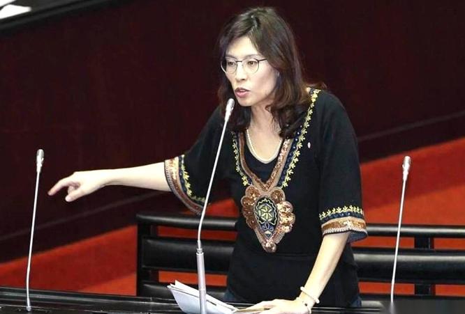 以后，郑丽文在国民党里，怕是真的可以横着走了。再也不用看谁的脸色，听谁的招呼。