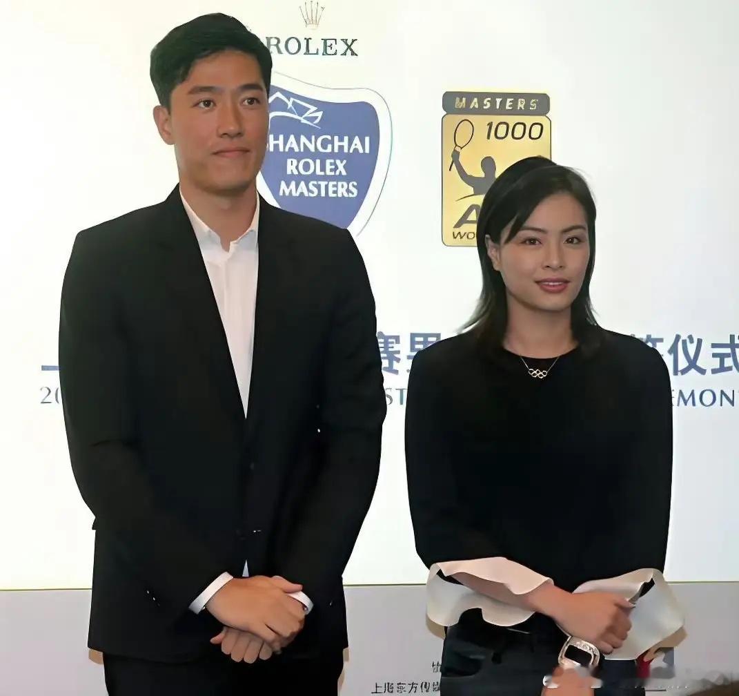 刘翔、吴敏霞这两位奥运冠军退役安置的情况有些类似：他（她）们先后都曾担任过上海市