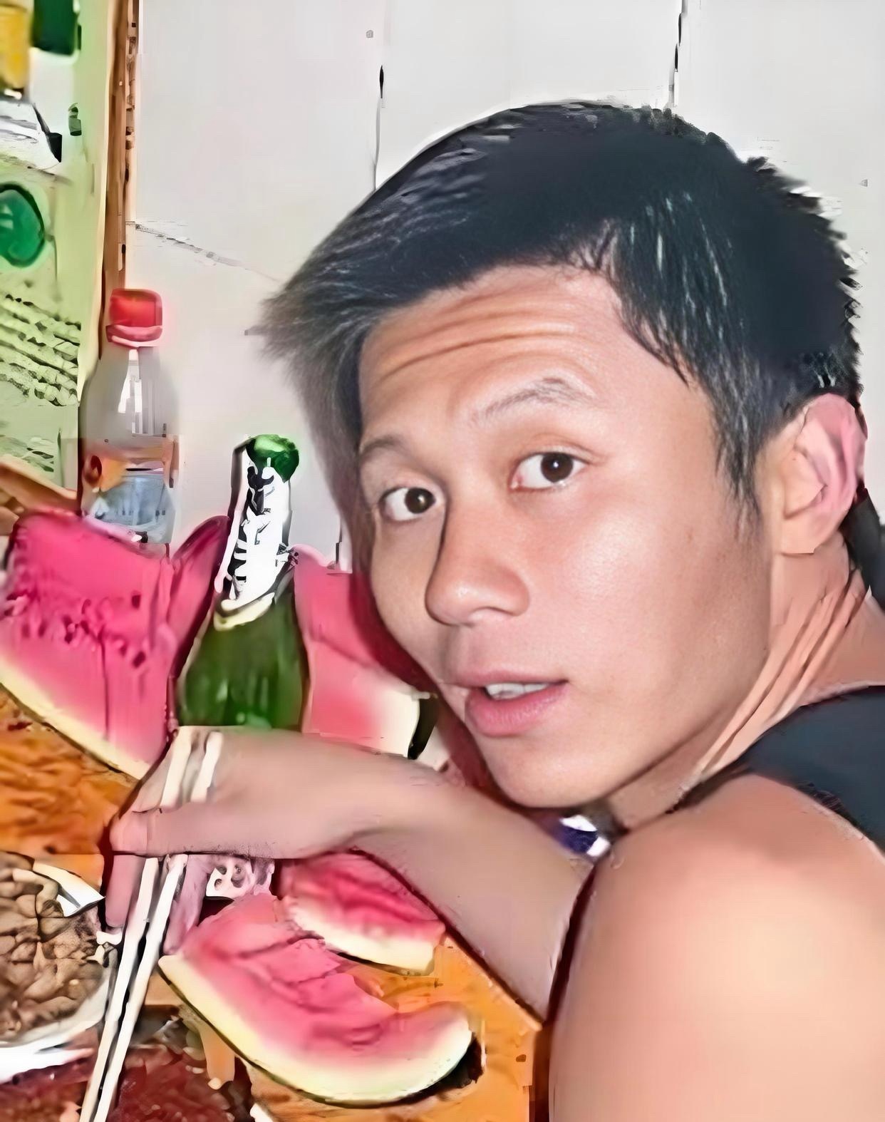 年轻时候的李晨，三个哥们下馆子。